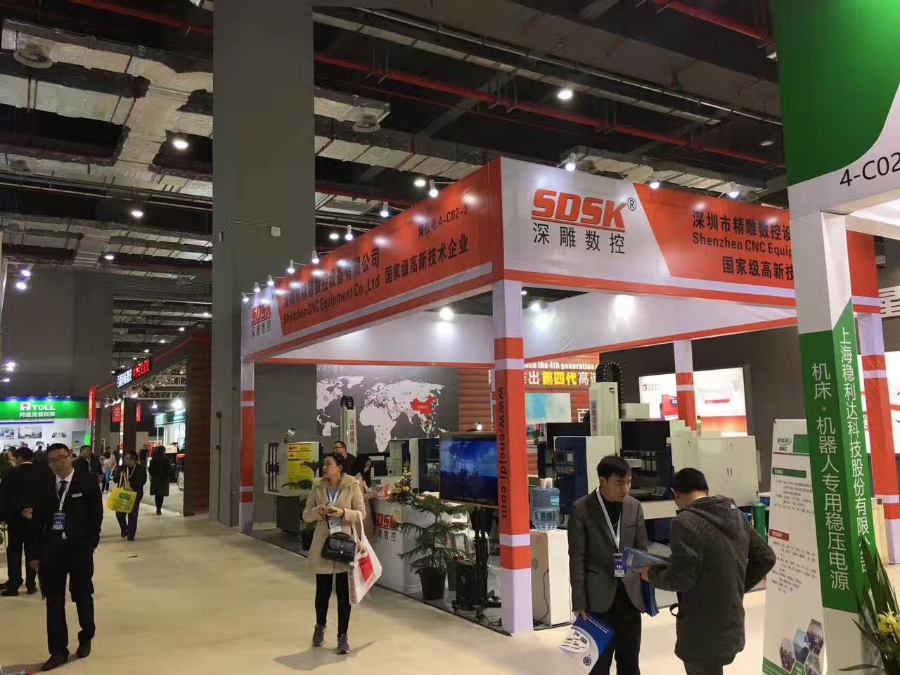 深圳精雕參加上海國際機床展會取得圓滿成功。展會上，公司主營機器，玻璃精雕機，大型精雕機，從外觀尺寸來講得到許多客戶的贊譽和認可。